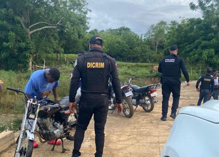 Policía desmantela juegos ilegales y ocupa arma blanca durante operativo en Yamasá