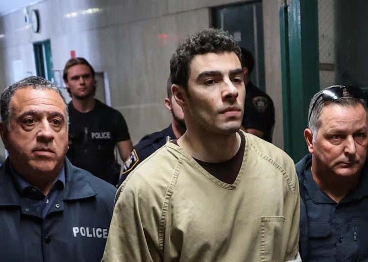 Juez desestima los cargos de terrorismo en el caso estatal contra Luigi Mangione