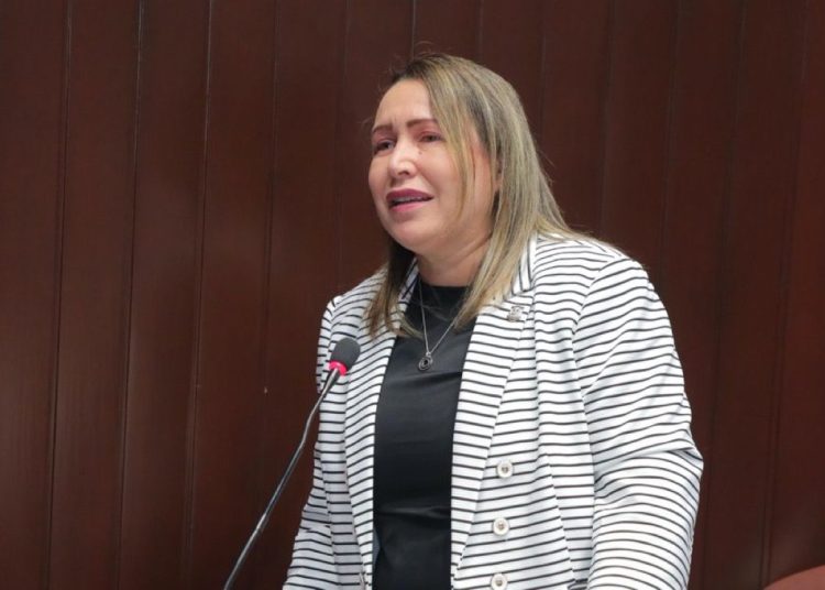 Diputada Llaniris Espinal clama entre lágrimas justicia por asesinato de peluquero en Santiago