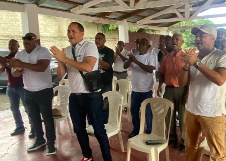 Choferes de Los Alcarrizos denuncian que alcalde Junior Santos pretende apoderarse de rutas alimentadoras