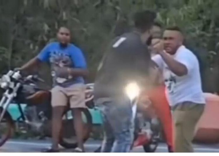 Por un roce de vehículos, hombres se enfrentan a trompadas en plena vía en Santiago