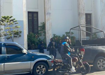 Policía se despliega frente a la Gobernación de Santiago ante posible marcha de familiares de Vladimir Valerio