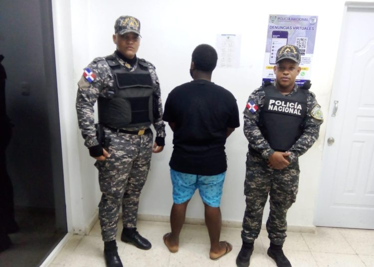 Policía recupera vehículo robado, ocupa drogas y detiene varias personas en Sabana Perdida, SDN