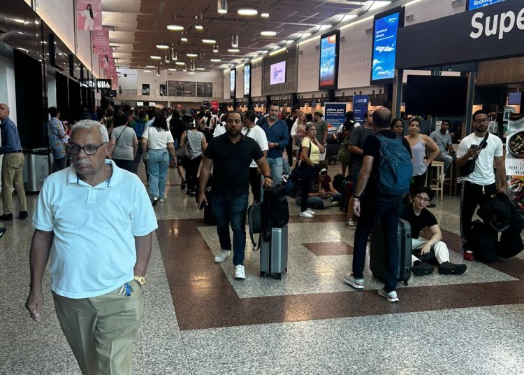 Aeropuerto Int. de Las Américas colapsa: apagón provoca desorden y largas filas de pasajeros