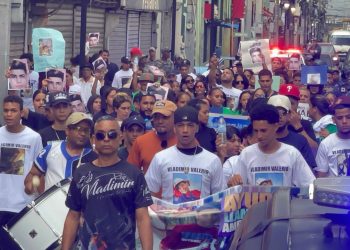 Familiares marchan en Santiago exigiendo justicia por peluquero tras realizar novenario este domingo