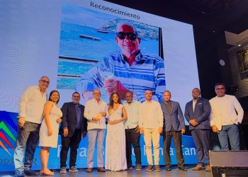 Adompretur reconoce a Ernesto Veloz; advierte proyectos irregulares dañan la imagen de los destinos turísticos