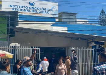 Pacientes y comunitarios rechazan posible privatización del Centro Oncológico de Santiago