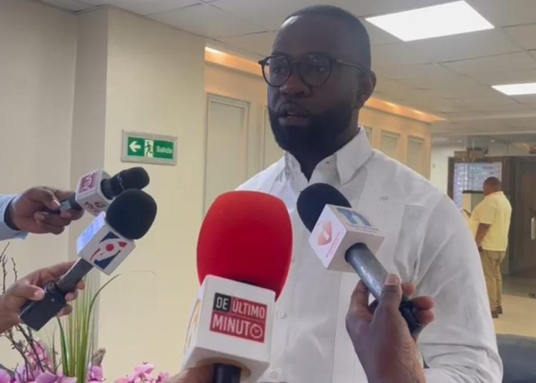 Carlos De Pérez: AILA ha funcionado con “improvisación”, igual que el gobierno del PRM