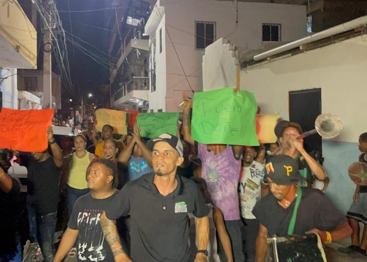 Comunitarios marchan en el Ensanche Bermúdez contra abusos policiales en Santiago