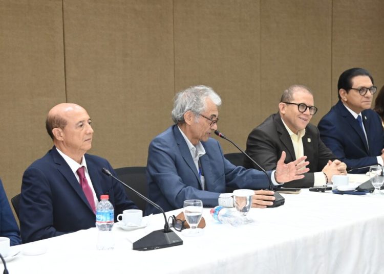 Comisión Bicameral estudia modificación a la Seguridad Social escucha posición de dueños de clínicas