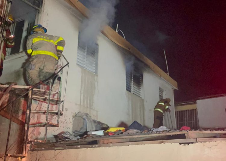 Incendio destruye segundo nivel de vivienda en Santiago Oeste y deja a tres personas en la intemperie