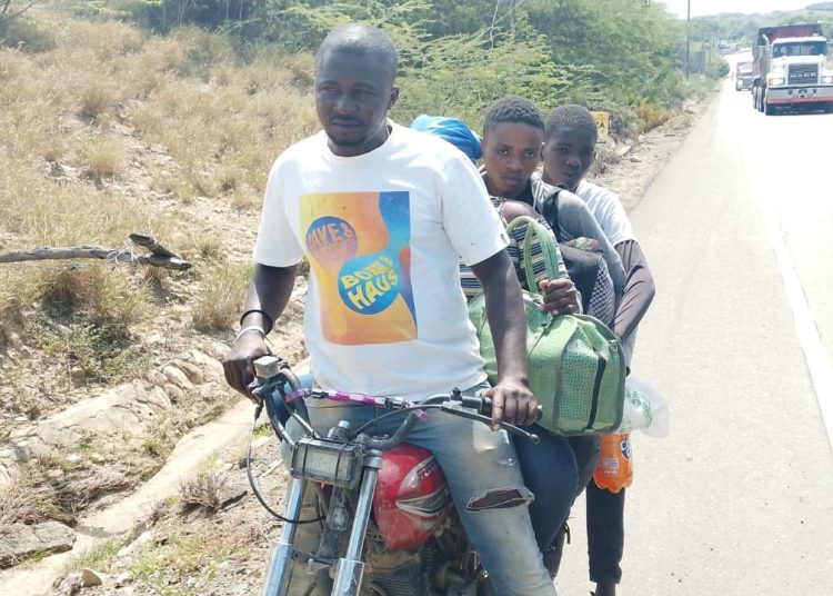Ejército detiene nacionales haitianos indocumentados en motocicletas en zona costera de Montecristi