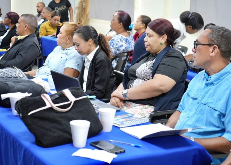 Regional 03 de Azua realiza encuentro con directores de centros educativos del Distrito 03-01