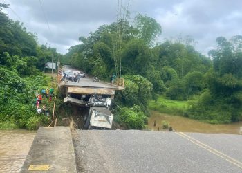 Colapsa puente que comunica Yamasá con el distrito municipal de Don Juan en Monte Plata
