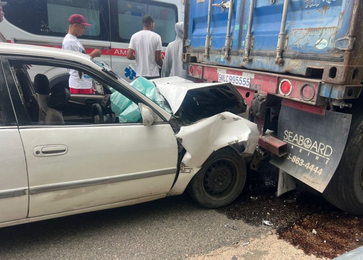 Accidente en la Autopista Duarte: una persona herida tras choque entre carro público y patana en el km 19