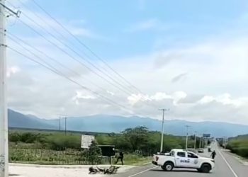 Policía dispara a neumático de motociclista tras no acatar orden de alto en Azua