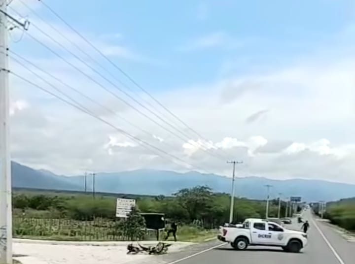 Policía dispara a neumático de motociclista tras no acatar orden de alto en Azua