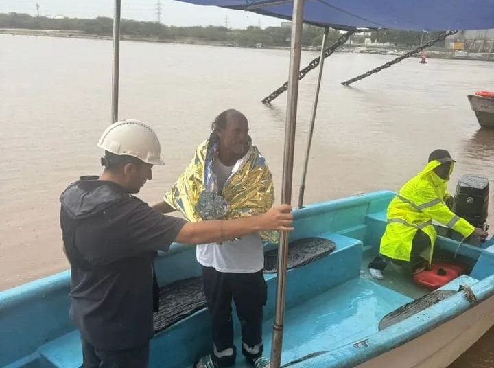Personal de barcaza salva a pescador de morir ahogado en playa Los Negros