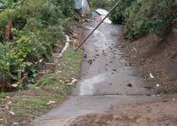 Derrumbe por lluvias provoca caída de tendido eléctrico en el Alto de Peralta