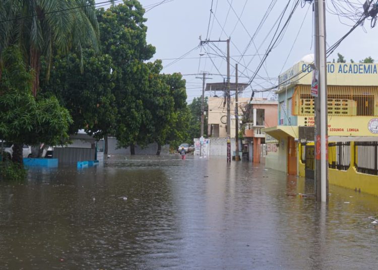 Residentes del sector Los Mameyes sin plan emergente ante onda tropical que provoca inundaciones en SDE