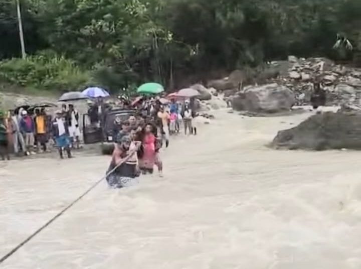 Odisea en El Pinar: rescatan a mujer embarazada ante crecida de río por lluvias