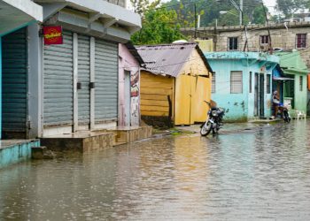 Calles y negocios en Las Lilas de Los Tres Brazos afectados por inundaciones