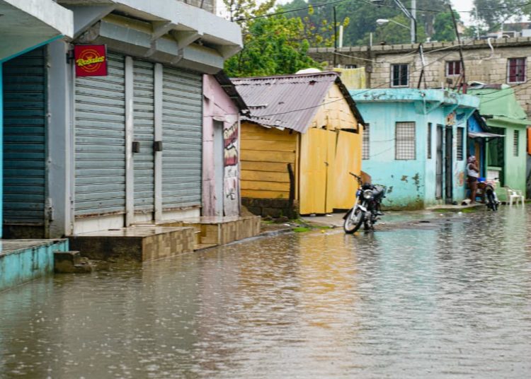 Calles y negocios en Las Lilas de Los Tres Brazos afectados por inundaciones