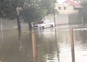 A pesar del cese de lluvias, calles y avenidas del Gran Santo Domingo permanecen inundadas