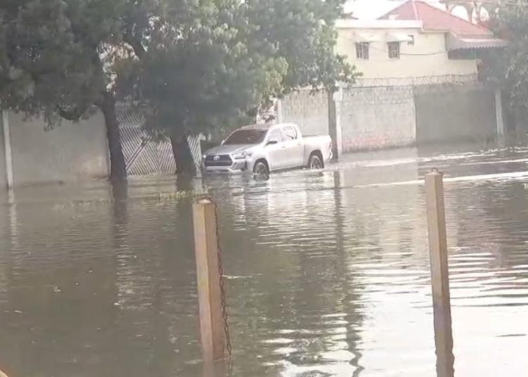 A pesar del cese de lluvias, calles y avenidas del Gran Santo Domingo permanecen inundadas