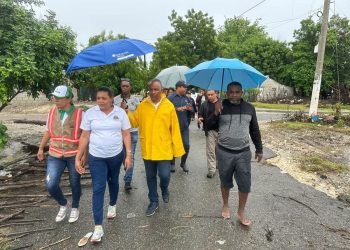 Gobernadora Provincial de Azua encabeza operativo de emergencia en comunidades afectadas por la vaguada