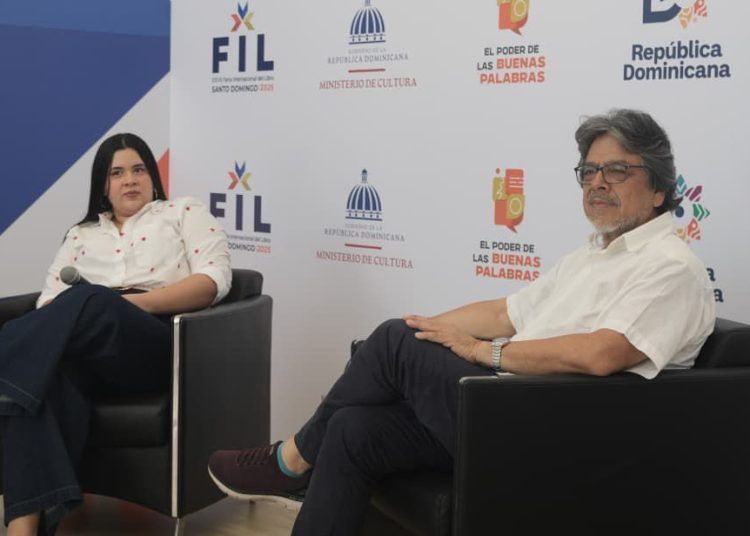Escritores internacionales destacan retos para acercar la literatura a los jóvenes en la FIL Santo Domingo 2025
