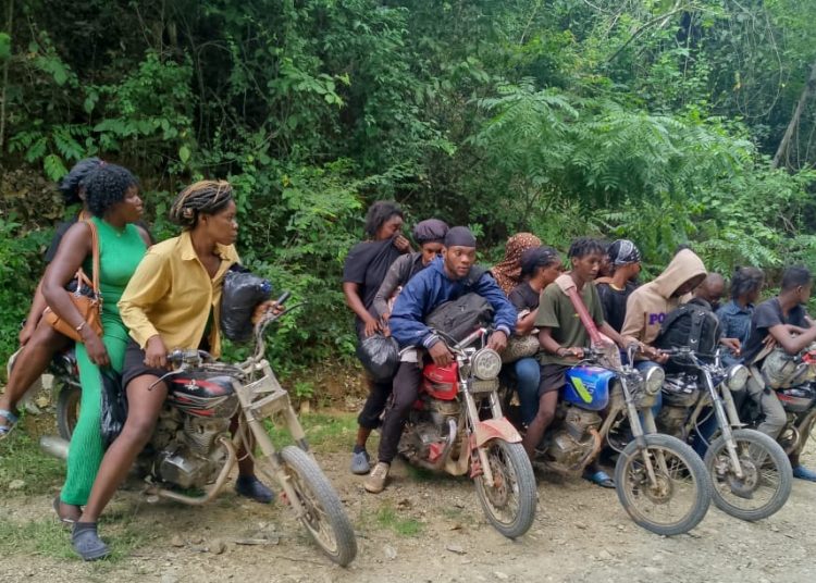 Ejército detiene cinco motociclistas que transportaban a 18 haitianos indocumentados en Dajabón