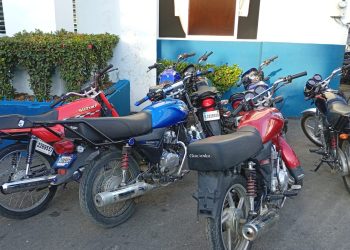 Policía recupera motocicletas robadas, ocupa arma ilegal y detiene varias personas en operativos en Los Guaricanos