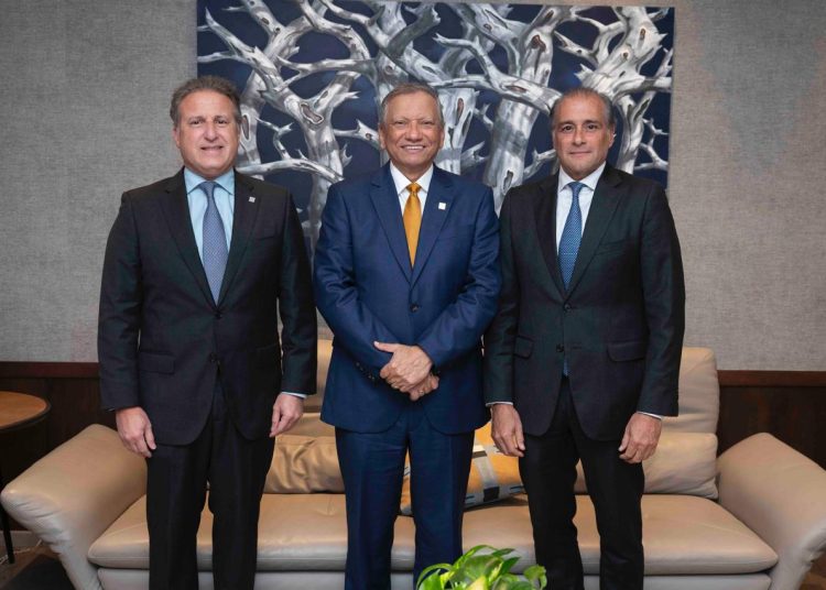 Ejecutivos de APAP visitan al presidente de Banreservas para fortalecer vínculos institucionales