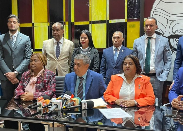 Diputados PLD someten resolución para condenar actos de genocidio en Gaza; afirman «Abinader le cogió miedo a Trump»