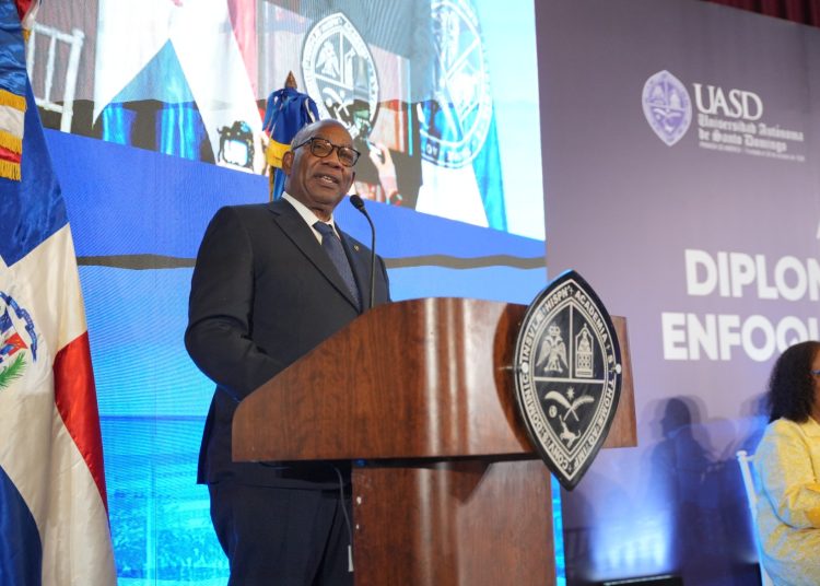 Rector de la UASD destaca compromiso docente en graduación de 2,411 profesores del Diplomado en Enfoque por Competencias