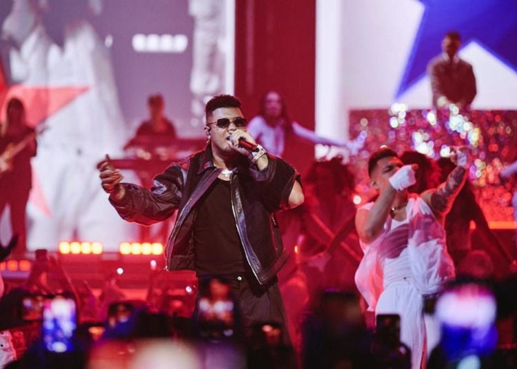 El artista panameño Boza hizo vibrar Premios Juventud 2025