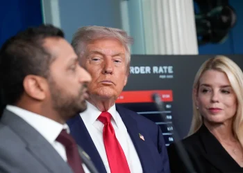 Trump aplaude «el gran trabajo» del jefe del FBI ante críticas por el caso de Charlie Kirk