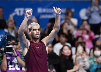 Alcaraz gana al argentino Báez en su debut en el torneo de tenis de Tokio