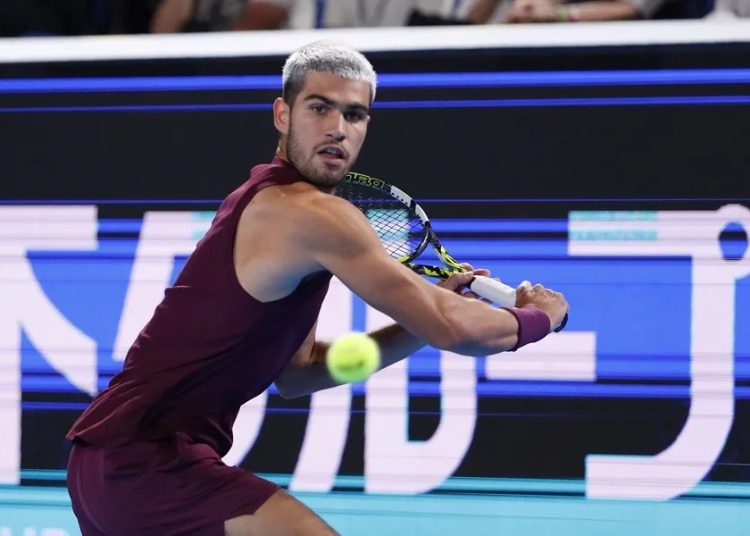 Alcaraz supera molestias en el tobillo y avanza a cuartos en Tokio