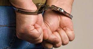 PN captura en flagrante delito a dos antisociales por robo y recupera motocicleta, dinero, celulares y documentos en Villa Mella