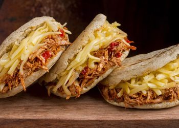 Arepa pelúa con un toque italiano