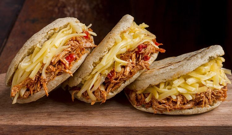 Arepa pelúa con un toque italiano
