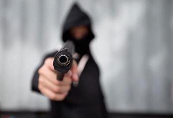 Atraco a mano armada en colmado de Santo Domingo Este deja pérdidas millonarias