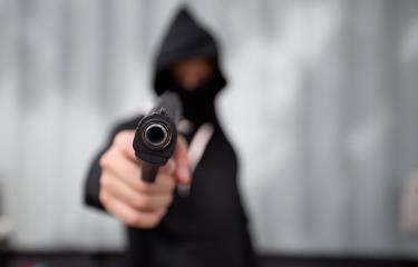 Atraco a mano armada en colmado de Santo Domingo Este deja pérdidas millonarias