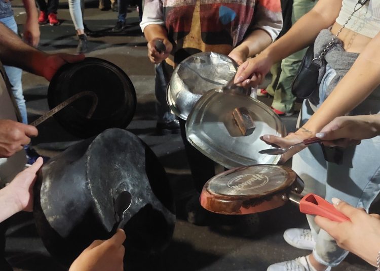 Residentes de Santo Domingo Norte realizan cacerolazo contra apagones
