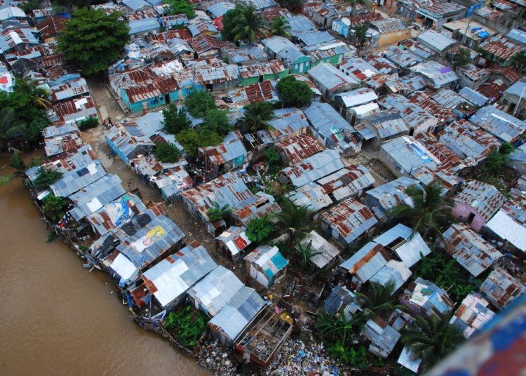 Familias en riberas del río Ozama esperan traslado tras decreto presidencial