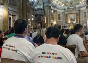 Católicos LGTBIQ+ cruzan la Puerta Santa de San Pedro durante el Jubileo
