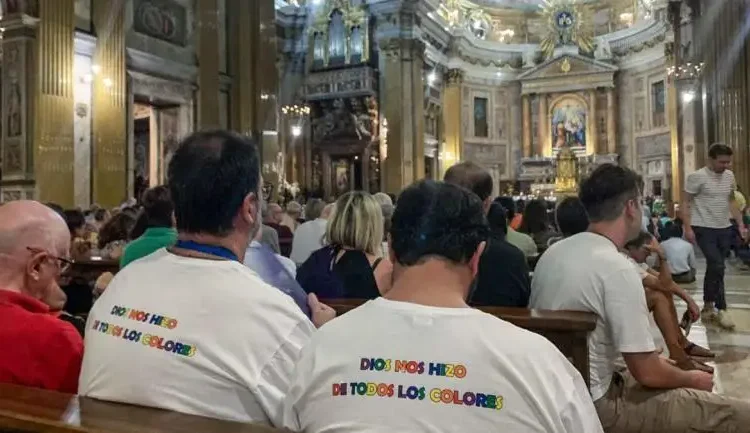 Católicos LGTBIQ+ cruzan la Puerta Santa de San Pedro durante el Jubileo