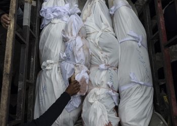 Israel mata a cerca de 100 gazatíes el domingo y sigue bombardeando la ciudad de Gaza